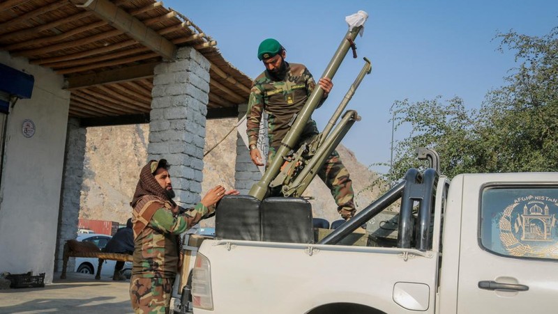Tentara Taliban memuat peluncur roket ke dalam kendaraan, setelah terjadi baku tembak antara pasukan Pakistan dan Afghanistan, di dekat perbatasan Torkham di Afghanistan, 27 Februari 2026. (REUTERS/Stringer)