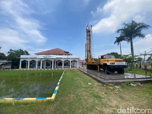 Cerita Truk Bor Bekas Proyek Kini Jadi Menara Masjid di Indramayu