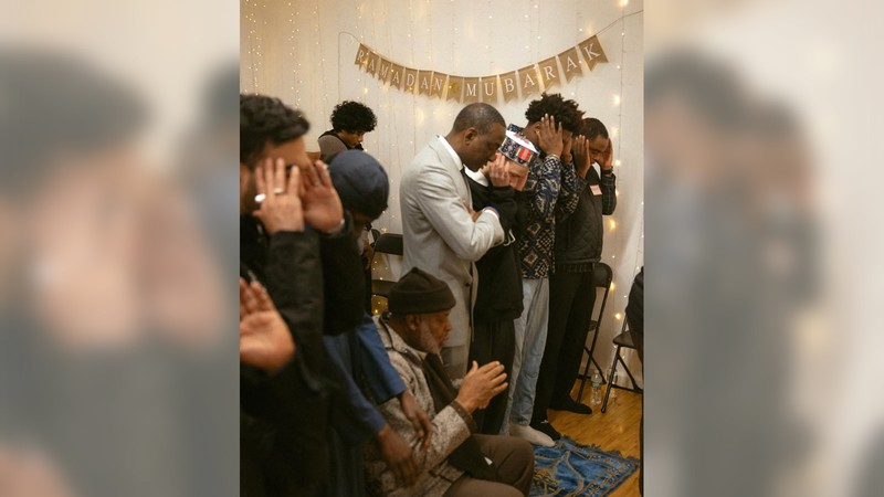 Wali Kota New York City, Zohran Mamdani melakukan buka puasa dan salat tarawih bersama warga Muslim as kulit hitam di AS. (Instagram/zohrankmamdani)