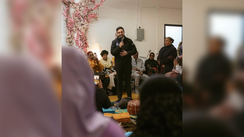 Wali Kota New York City, Zohran Mamdani melakukan buka puasa dan salat tarawih bersama warga Muslim as kulit hitam di AS. (Instagram/zohrankmamdani)