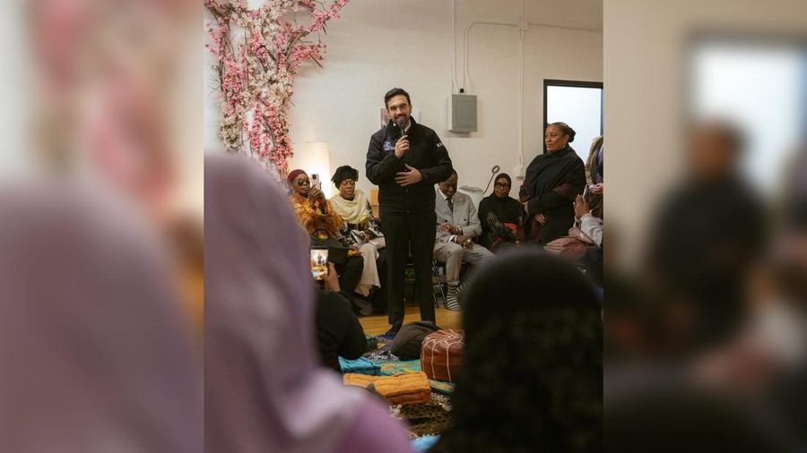 Wali Kota New York City, Zohran Mamdani melakukan buka puasa dan salat tarawih bersama warga Muslim as kulit hitam di AS. (Instagram/zohrankmamdani)