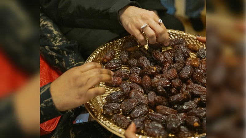 Wali Kota New York City, Zohran Mamdani melakukan buka puasa dan salat tarawih bersama warga Muslim as kulit hitam di AS. (Instagram/zohrankmamdani)