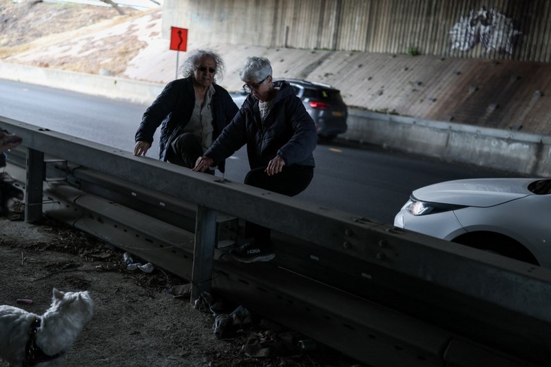 Asap mengepul setelah ledakan di Teheran, Iran, Sabtu (28/2/2026). (AFP/ILIA YEFIMOVICH)