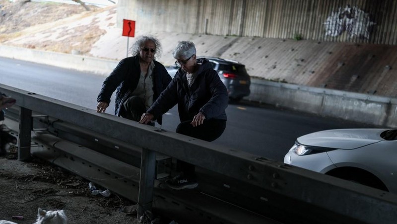 Asap mengepul setelah ledakan di Teheran, Iran, Sabtu (28/2/2026). (AFP/ILIA YEFIMOVICH)