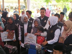 Gubernur Khofifah Salurkan Tali Asih dan Bansos Ramadhan di Banyuwangi