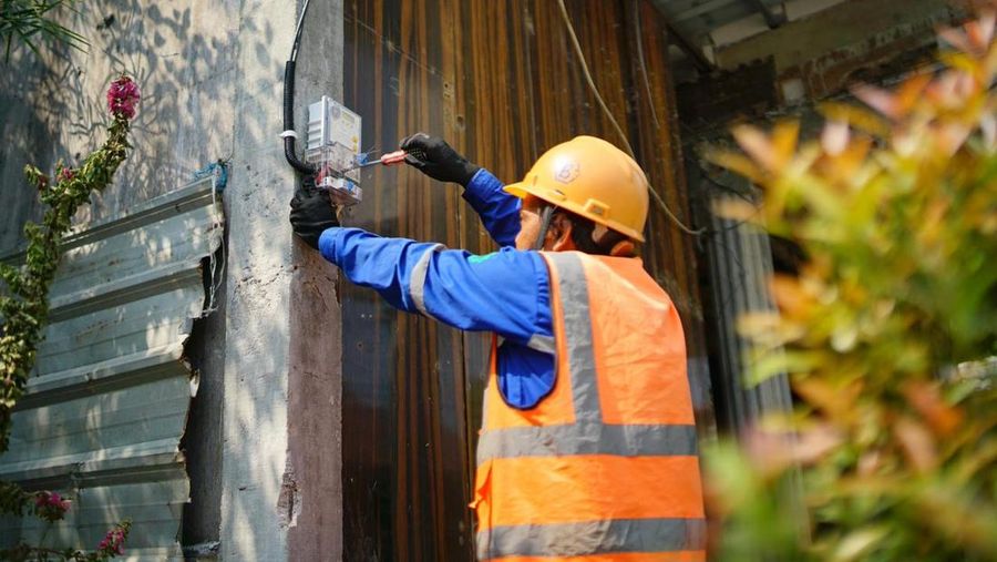 Ilustrasi petugas PLN tengah melakukan proses penambahan daya listrik di rumah pelanggan. (PLN Persero)
