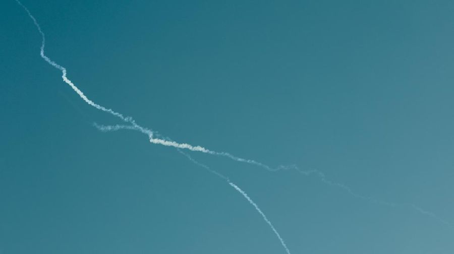 Israel melancarkan serangan udara terhadap wilayah Iran pada Sabtu (28/2) waktu setempat. Dua suara ledakan dilaporkan terdengar di area Teheran, ibu kota Iran, pada Sabtu (28/2) pagi waktu setempat. (REUTERS/Amir Cohen)