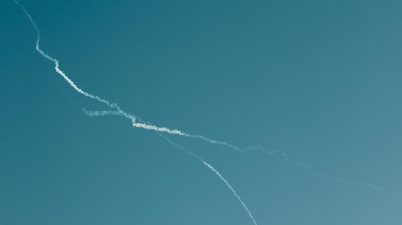 Israel melancarkan serangan udara terhadap wilayah Iran pada Sabtu (28/2) waktu setempat. Dua suara ledakan dilaporkan terdengar di area Teheran, ibu kota Iran, pada Sabtu (28/2) pagi waktu setempat. (REUTERS/Amir Cohen)