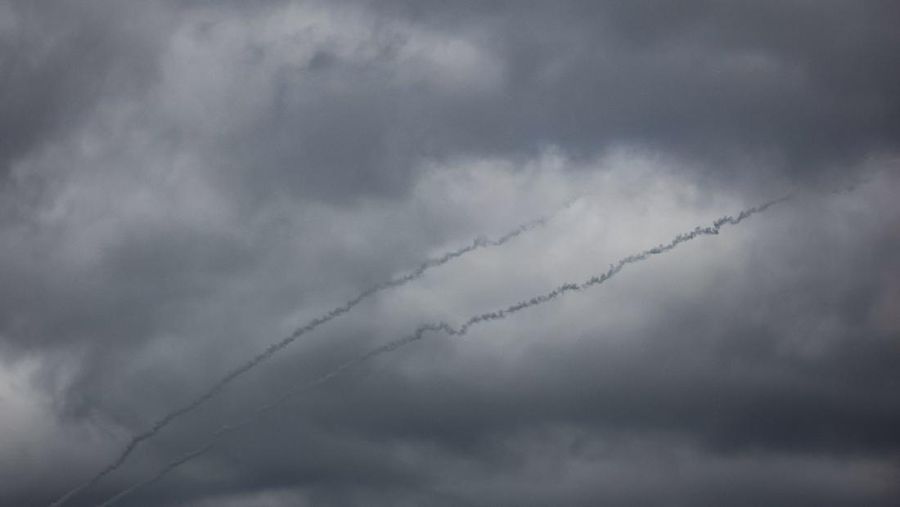 Israel melancarkan serangan udara terhadap wilayah Iran pada Sabtu (28/2) waktu setempat. Dua suara ledakan dilaporkan terdengar di area Teheran, ibu kota Iran, pada Sabtu (28/2) pagi waktu setempat. (REUTERS/Amir Cohen)