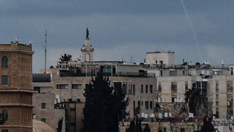 Israel melancarkan serangan udara terhadap wilayah Iran pada Sabtu (28/2) waktu setempat. Dua suara ledakan dilaporkan terdengar di area Teheran, ibu kota Iran, pada Sabtu (28/2) pagi waktu setempat. (REUTERS/Amir Cohen)