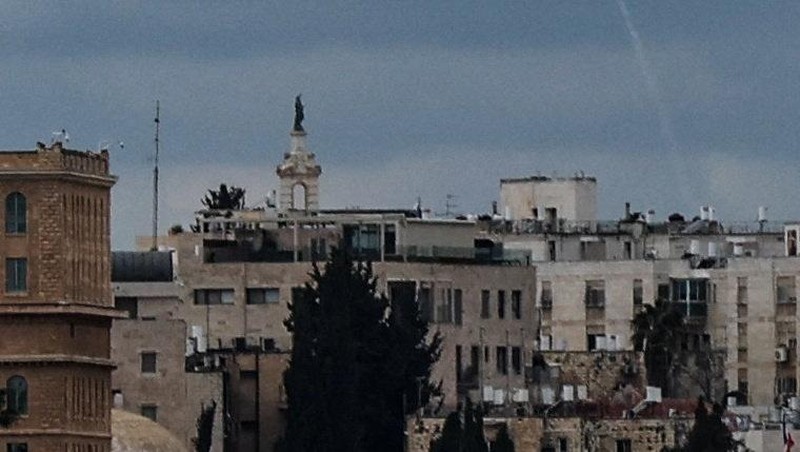 Israel melancarkan serangan udara terhadap wilayah Iran pada Sabtu (28/2) waktu setempat. Dua suara ledakan dilaporkan terdengar di area Teheran, ibu kota Iran, pada Sabtu (28/2) pagi waktu setempat. (REUTERS/Amir Cohen)