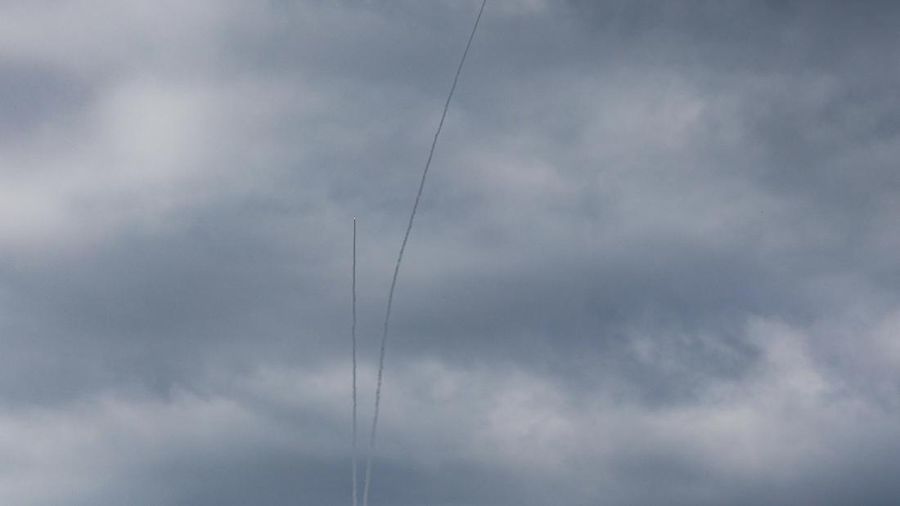 Israel melancarkan serangan udara terhadap wilayah Iran pada Sabtu (28/2) waktu setempat. Dua suara ledakan dilaporkan terdengar di area Teheran, ibu kota Iran, pada Sabtu (28/2) pagi waktu setempat. (REUTERS/Amir Cohen)