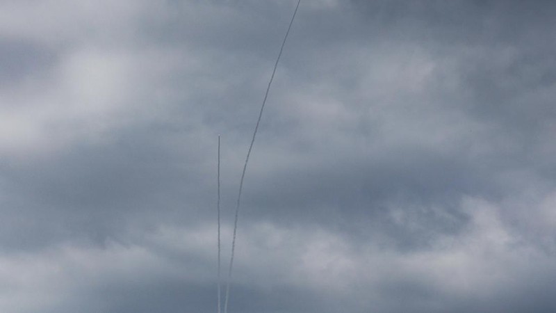 Israel melancarkan serangan udara terhadap wilayah Iran pada Sabtu (28/2) waktu setempat. Dua suara ledakan dilaporkan terdengar di area Teheran, ibu kota Iran, pada Sabtu (28/2) pagi waktu setempat. (REUTERS/Amir Cohen)