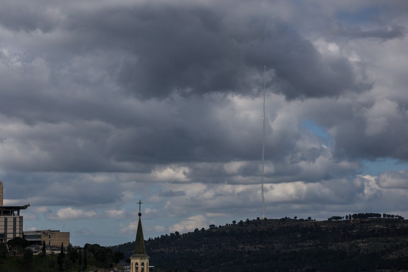 Israel melancarkan serangan udara terhadap wilayah Iran pada Sabtu (28/2) waktu setempat. Dua suara ledakan dilaporkan terdengar di area Teheran, ibu kota Iran, pada Sabtu (28/2) pagi waktu setempat. (REUTERS/Amir Cohen)