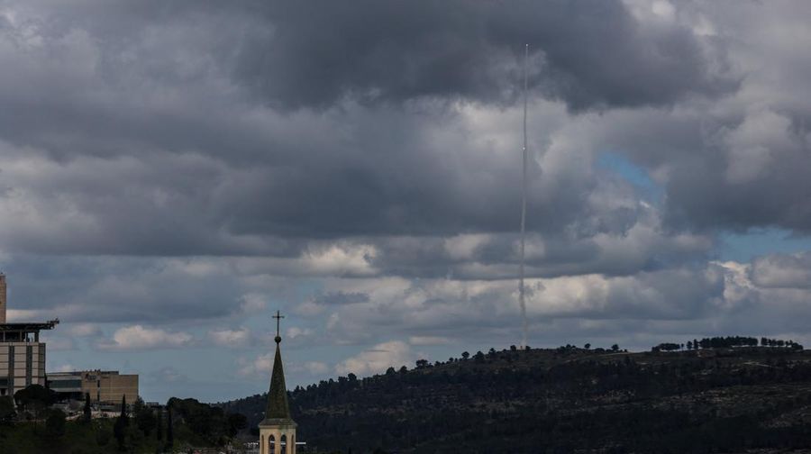 Israel melancarkan serangan udara terhadap wilayah Iran pada Sabtu (28/2) waktu setempat. Dua suara ledakan dilaporkan terdengar di area Teheran, ibu kota Iran, pada Sabtu (28/2) pagi waktu setempat. (REUTERS/Amir Cohen)