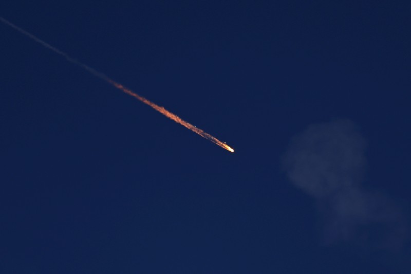 Israel melancarkan serangan udara terhadap wilayah Iran pada Sabtu (28/2) waktu setempat. Dua suara ledakan dilaporkan terdengar di area Teheran, ibu kota Iran, pada Sabtu (28/2) pagi waktu setempat. (REUTERS/Amir Cohen)