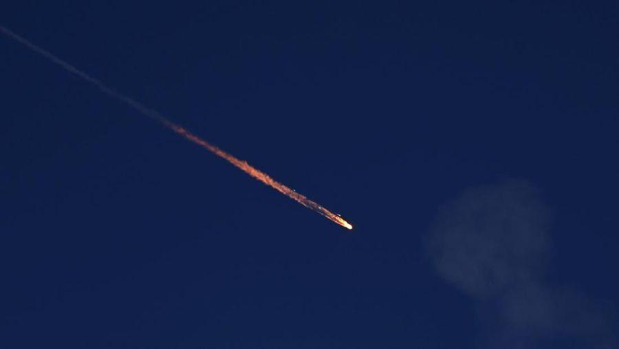 Israel melancarkan serangan udara terhadap wilayah Iran pada Sabtu (28/2) waktu setempat. Dua suara ledakan dilaporkan terdengar di area Teheran, ibu kota Iran, pada Sabtu (28/2) pagi waktu setempat. (REUTERS/Amir Cohen)