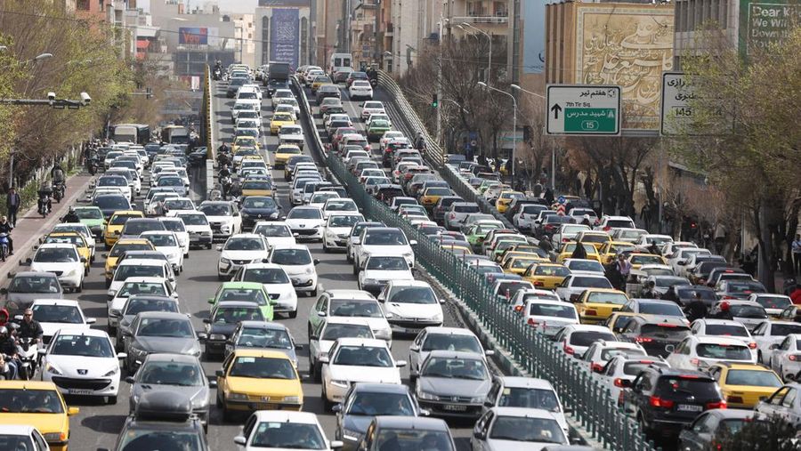 Kepadatan kendaan selama pemblokiran lalu lintas, setelah Israel dan AS melancarkan serangan terhadap Iran, di Teheran, Iran, Sabtu (28/2/2026). (via REUTERS/Majid Asgaripour)