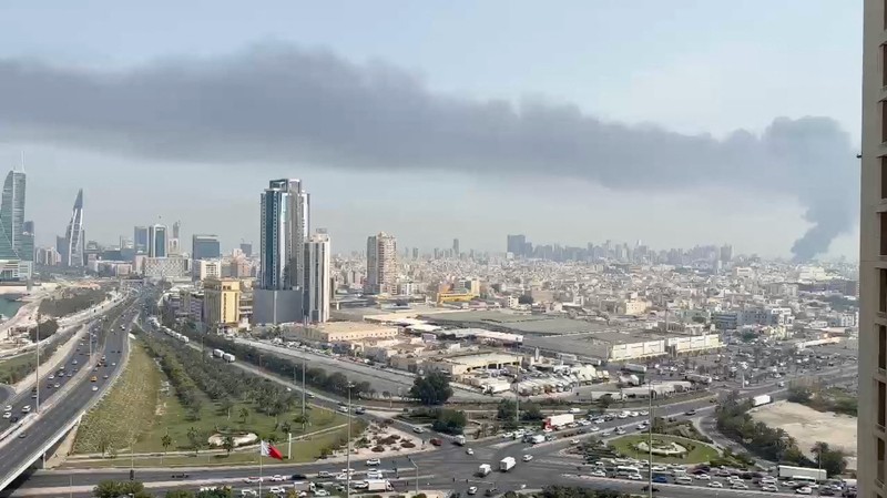 Kepulan asap menjulang ke udara setelah rentetan ledakan terdengar di area Manama, Bahrain, pada Sabtu (28/2) waktu setempat. (AFP/-)