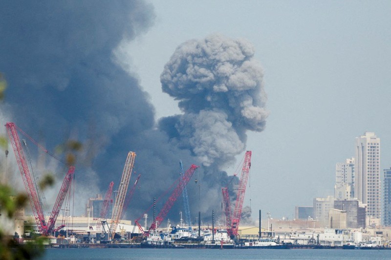 Kepulan asap menjulang ke udara setelah rentetan ledakan terdengar di area Manama, Bahrain, pada Sabtu (28/2) waktu setempat. (AFP/-)