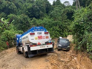 Pilu Warga Kubar Melintasi Jalan Rusak di Tengah Isu Mobil Dinas Rp 8,5 M