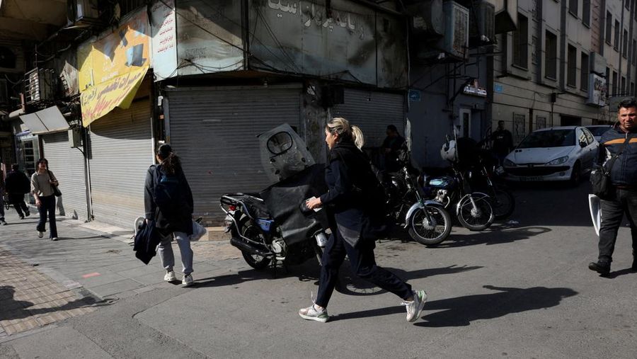 Asap mengepul setelah ledakan di Teheran, Iran, Sabtu (28/2/2026). (AFP/ILIA YEFIMOVICH)