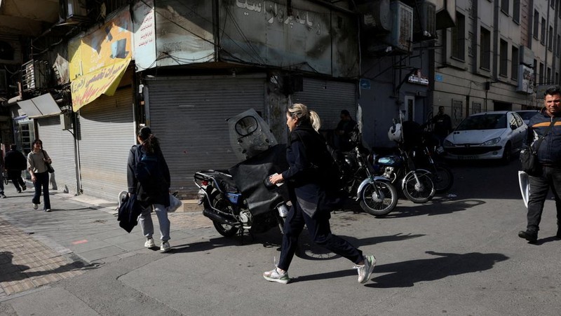 Asap mengepul setelah ledakan di Teheran, Iran, Sabtu (28/2/2026). (AFP/ILIA YEFIMOVICH)