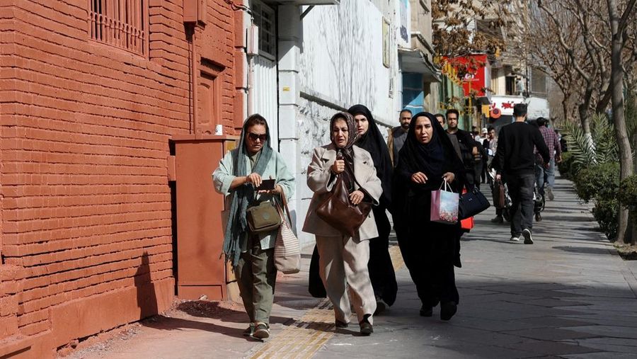Orang-orang berlari mencari perlindungan setelah ledakan, setelah Israel mengatakan telah melancarkan serangan pendahuluan terhadap Iran, di Teheran, Iran, Sabtu (28/2/2026). (via REUTERS/Majid Asgaripour)