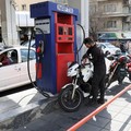 Orang-orang menunggu giliran mereka di luar sebuah stasiun pengisian bahan bakar, setelah Israel dan AS melancarkan serangan terhadap Iran, di Teheran, Iran, 28 Februari 2026. (West Asia News Agency via REUTERS)