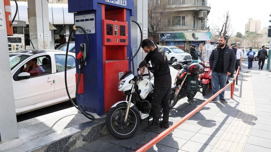 Orang-orang menunggu giliran mereka di luar sebuah stasiun pengisian bahan bakar, setelah Israel dan AS melancarkan serangan terhadap Iran, di Teheran, Iran, 28 Februari 2026. (West Asia News Agency via REUTERS)