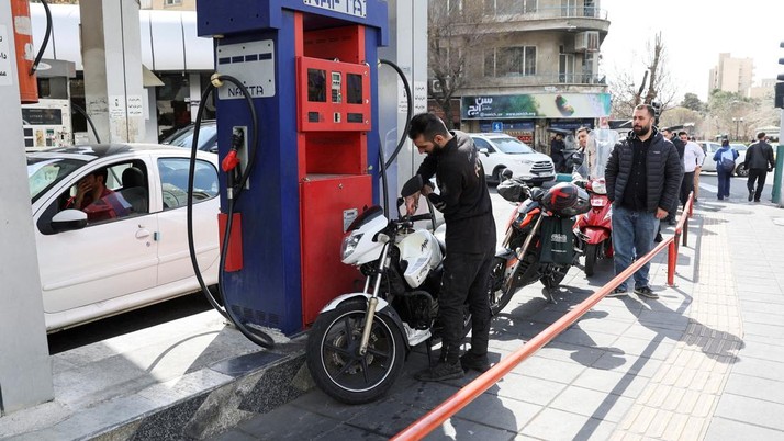 Orang-orang menunggu giliran mereka di luar sebuah stasiun pengisian bahan bakar, setelah Israel dan AS melancarkan serangan terhadap Iran, di Teheran, Iran, 28 Februari 2026. (West Asia News Agency via REUTERS)
