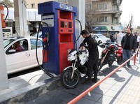 Orang-orang menunggu giliran mereka di luar sebuah stasiun pengisian bahan bakar, setelah Israel dan AS melancarkan serangan terhadap Iran, di Teheran, Iran, 28 Februari 2026. (West Asia News Agency via REUTERS)
