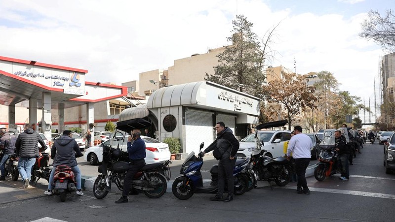 Kepadatan kendaan selama pemblokiran lalu lintas, setelah Israel dan AS melancarkan serangan terhadap Iran, di Teheran, Iran, Sabtu (28/2/2026). (via REUTERS/Majid Asgaripour)