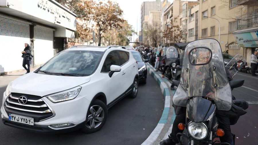 Kepadatan kendaan selama pemblokiran lalu lintas, setelah Israel dan AS melancarkan serangan terhadap Iran, di Teheran, Iran, Sabtu (28/2/2026). (via REUTERS/Majid Asgaripour)
