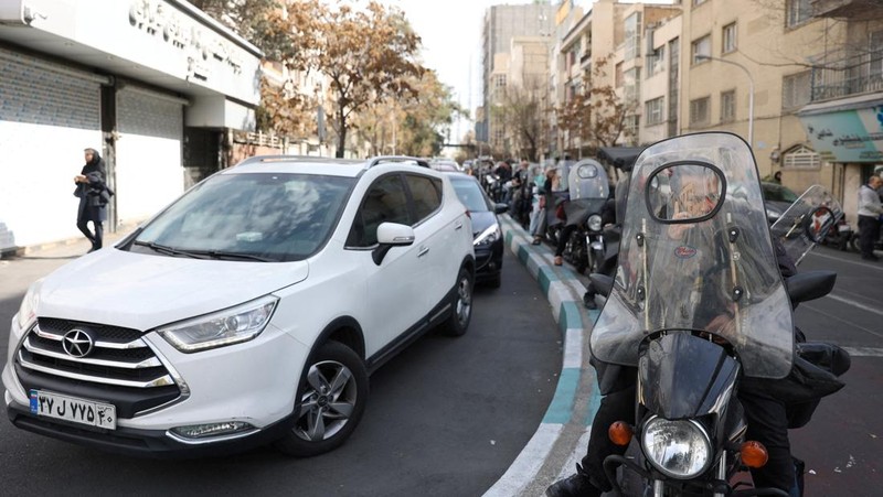 Kepadatan kendaan selama pemblokiran lalu lintas, setelah Israel dan AS melancarkan serangan terhadap Iran, di Teheran, Iran, Sabtu (28/2/2026). (via REUTERS/Majid Asgaripour)