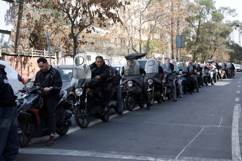 Kepadatan kendaan selama pemblokiran lalu lintas, setelah Israel dan AS melancarkan serangan terhadap Iran, di Teheran, Iran, Sabtu (28/2/2026). (via REUTERS/Majid Asgaripour)