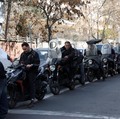 Orang-orang menunggu giliran mereka di luar sebuah stasiun pengisian bahan bakar, setelah Israel dan AS melancarkan serangan terhadap Iran, di Teheran, Iran, 28 Februari 2026. (West Asia News Agency via REUTERS)
