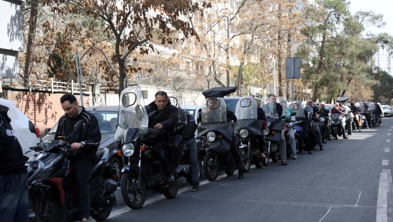 Kepadatan kendaan selama pemblokiran lalu lintas, setelah Israel dan AS melancarkan serangan terhadap Iran, di Teheran, Iran, Sabtu (28/2/2026). (via REUTERS/Majid Asgaripour)