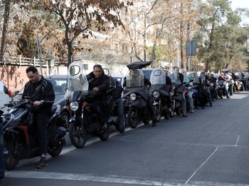 Warga Iran Panik Berhamburan saat Serangan Israel 