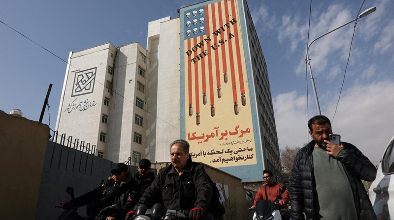 Asap mengepul setelah ledakan di Teheran, Iran, Sabtu (28/2/2026). (AFP/ILIA YEFIMOVICH)