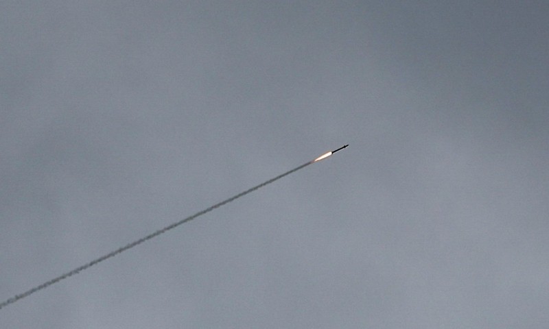 Warga Israel memasuki tempat perlindungan bawah tanah setelah militer Israel mengumumkan telah mengidentifikasi rudal yang diluncurkan dari Iran ke arah Israel, di Haifa, Israel utara, Sabtu (28/2/2026.(REUTERS/Rami Shlush)