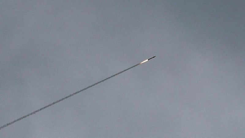 Warga Israel memasuki tempat perlindungan bawah tanah setelah militer Israel mengumumkan telah mengidentifikasi rudal yang diluncurkan dari Iran ke arah Israel, di Haifa, Israel utara, Sabtu (28/2/2026.(REUTERS/Rami Shlush)