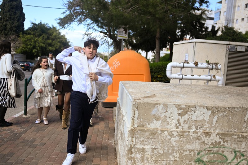 Warga Israel memasuki tempat perlindungan bawah tanah setelah militer Israel mengumumkan telah mengidentifikasi rudal yang diluncurkan dari Iran ke arah Israel, di Haifa, Israel utara, Sabtu (28/2/2026.(REUTERS/Rami Shlush)