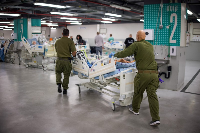 Warga Israel memasuki tempat perlindungan bawah tanah setelah militer Israel mengumumkan telah mengidentifikasi rudal yang diluncurkan dari Iran ke arah Israel, di Haifa, Israel utara, Sabtu (28/2/2026.(REUTERS/Rami Shlush)