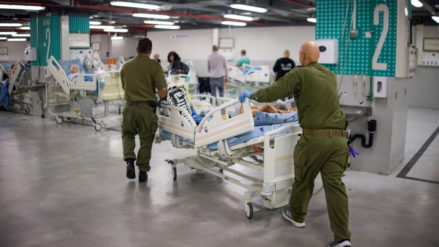 Warga Israel memasuki tempat perlindungan bawah tanah setelah militer Israel mengumumkan telah mengidentifikasi rudal yang diluncurkan dari Iran ke arah Israel, di Haifa, Israel utara, Sabtu (28/2/2026.(REUTERS/Rami Shlush)