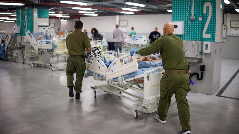 Warga Israel memasuki tempat perlindungan bawah tanah setelah militer Israel mengumumkan telah mengidentifikasi rudal yang diluncurkan dari Iran ke arah Israel, di Haifa, Israel utara, Sabtu (28/2/2026.(REUTERS/Rami Shlush)