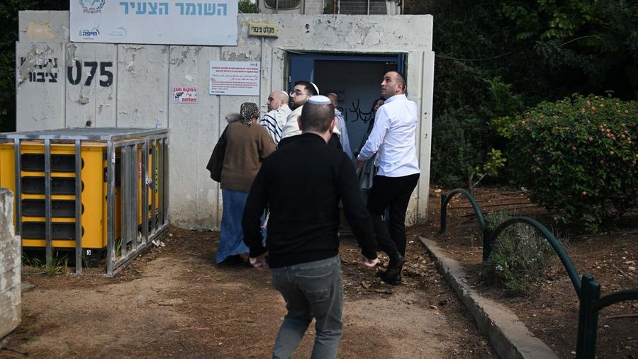 Warga Israel memasuki tempat perlindungan bawah tanah setelah militer Israel mengumumkan telah mengidentifikasi rudal yang diluncurkan dari Iran ke arah Israel, di Haifa, Israel utara, Sabtu (28/2/2026.(REUTERS/Rami Shlush)