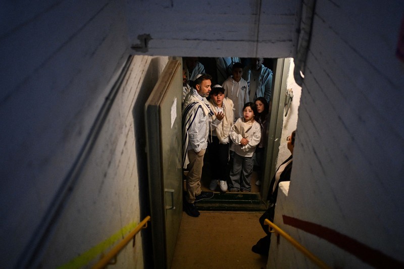 Warga Israel memasuki tempat perlindungan bawah tanah setelah militer Israel mengumumkan telah mengidentifikasi rudal yang diluncurkan dari Iran ke arah Israel, di Haifa, Israel utara, Sabtu (28/2/2026.(REUTERS/Rami Shlush)