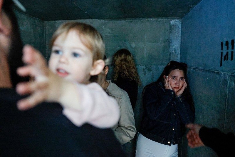 Warga Israel memasuki tempat perlindungan bawah tanah setelah militer Israel mengumumkan telah mengidentifikasi rudal yang diluncurkan dari Iran ke arah Israel, di Haifa, Israel utara, Sabtu (28/2/2026.(REUTERS/Rami Shlush)