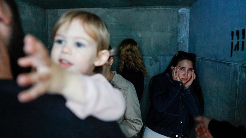 Warga Israel memasuki tempat perlindungan bawah tanah setelah militer Israel mengumumkan telah mengidentifikasi rudal yang diluncurkan dari Iran ke arah Israel, di Haifa, Israel utara, Sabtu (28/2/2026.(REUTERS/Rami Shlush)